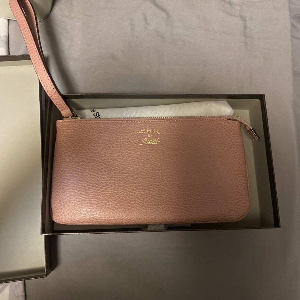 GUCCI
Swing Leather Wristlet- Excellent condition Only used 1x